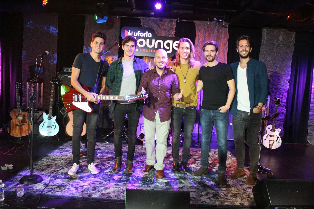 Escuchamos los mejores temas de Dvicio y pudimos preguntarles, ¡de todo!