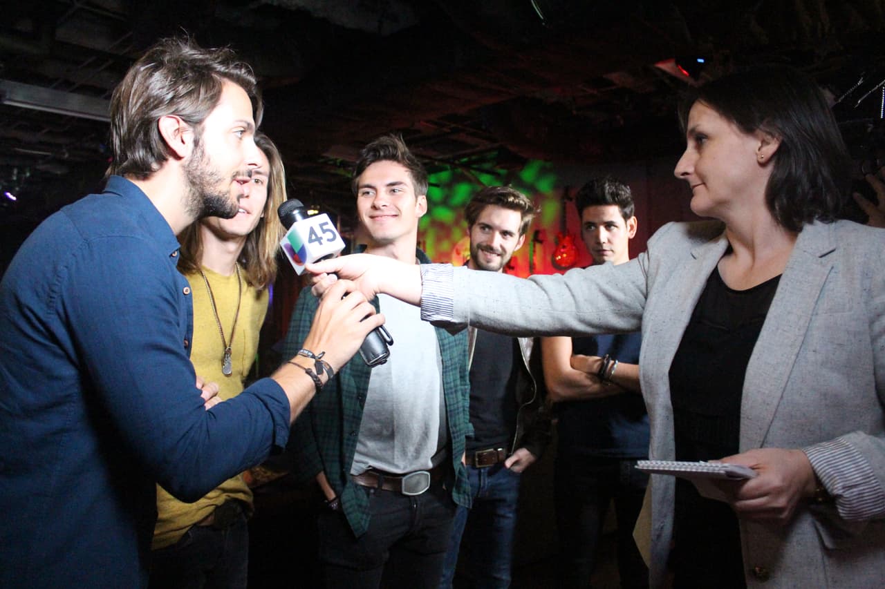 Escuchamos los mejores temas de Dvicio y pudimos preguntarles, ¡de todo!