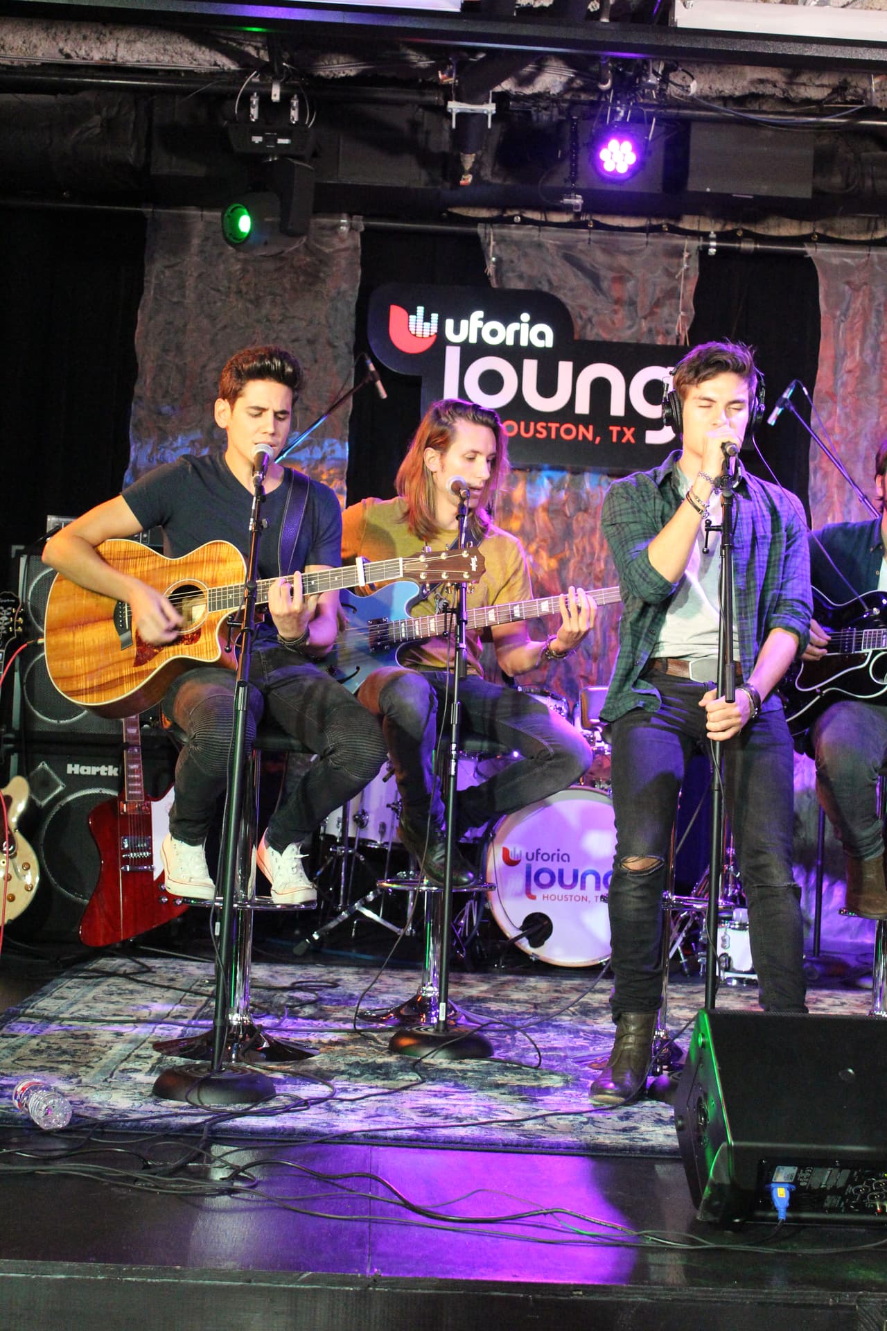 Escuchamos los mejores temas de Dvicio y pudimos preguntarles, ¡de todo!