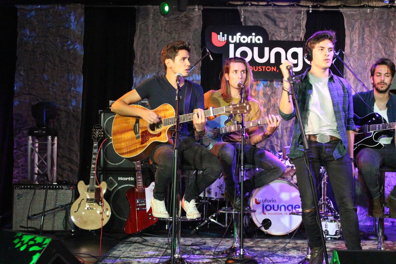 Escuchamos los mejores temas de Dvicio y pudimos preguntarles, ¡de todo!