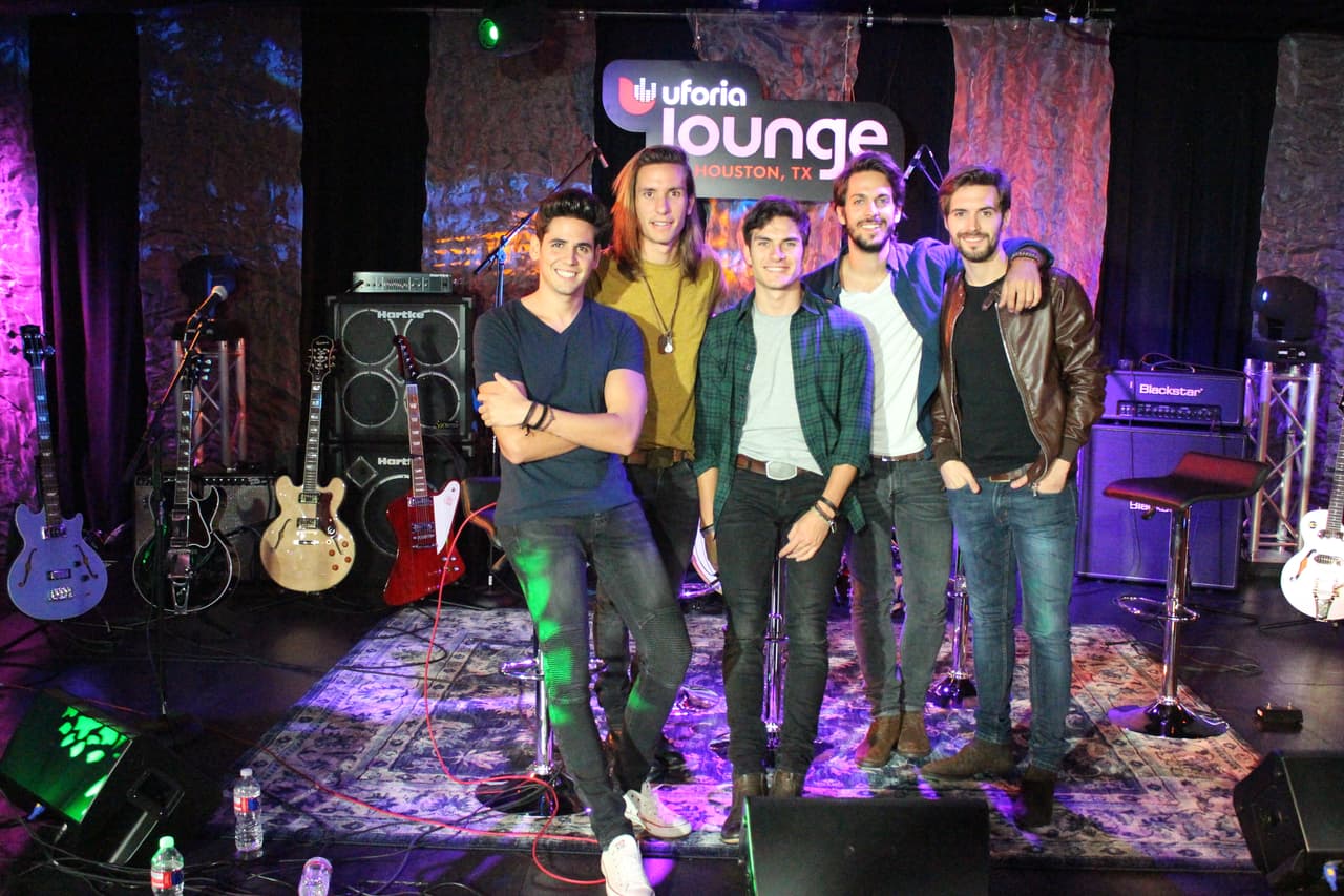 Escuchamos los mejores temas de Dvicio y pudimos preguntarles, ¡de todo!