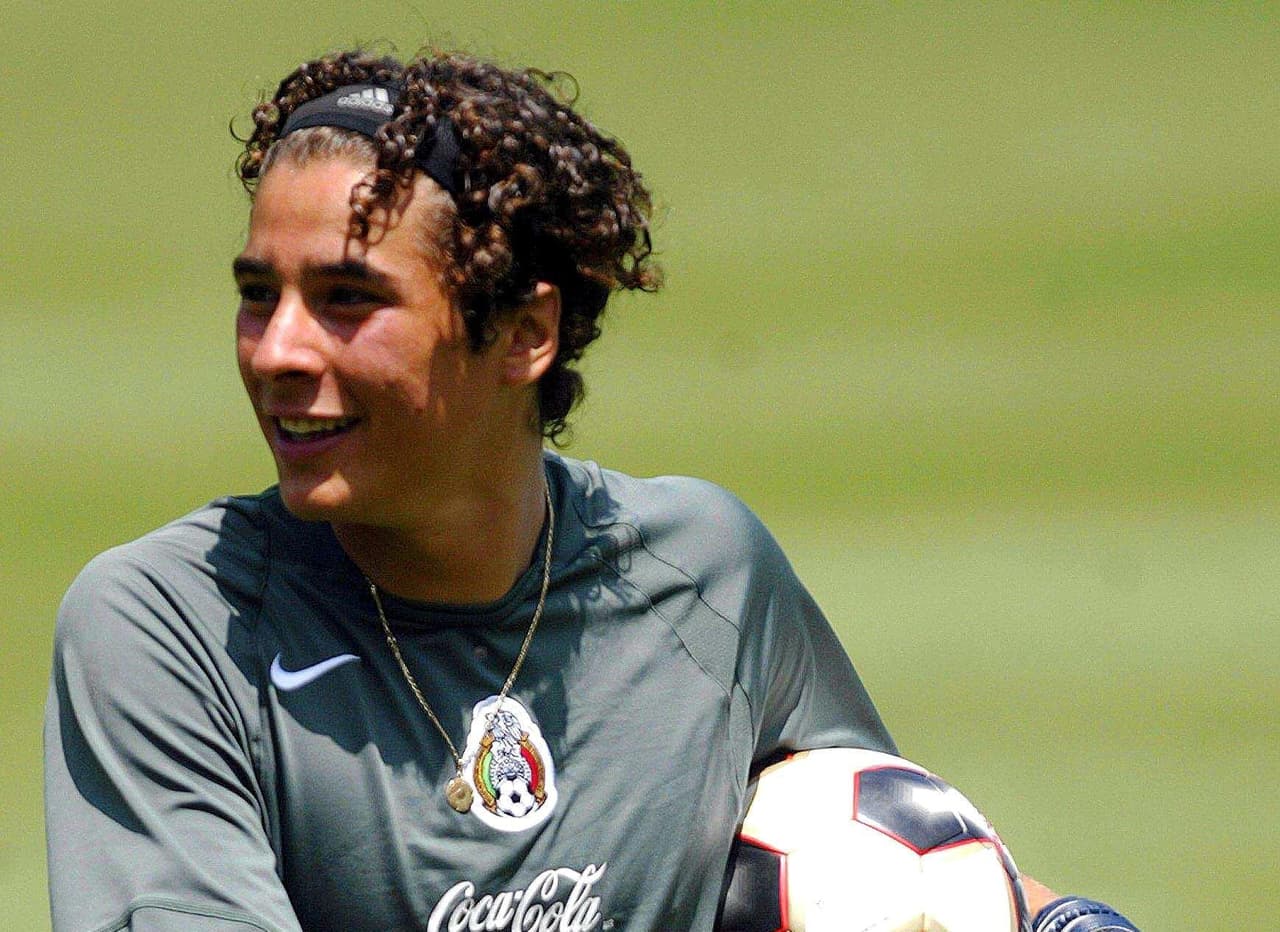 El arquero se cortó un poco el cabello en 2005, aunque aún con el cabello largo como se le conoce.