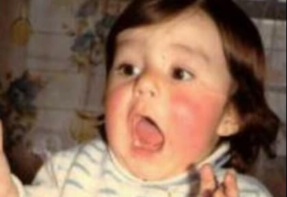 Así lucía Uribe cuando era sólo un pequeñito, dicen que desde niño mostró talento para la comedia.