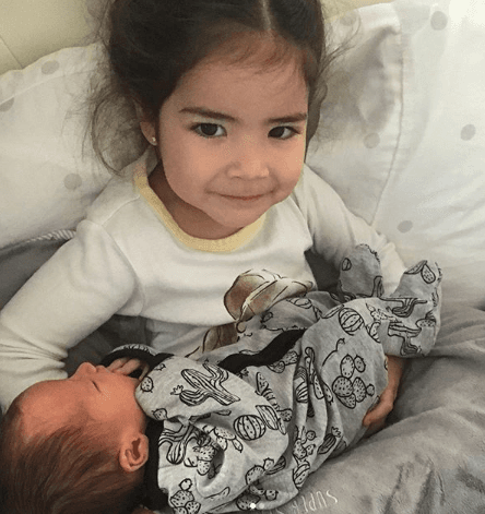 Algo que sin duda ha contribuido a que ella no sienta celos por su hermano, a quien recibió con mucho cariño desde que lo conoció.