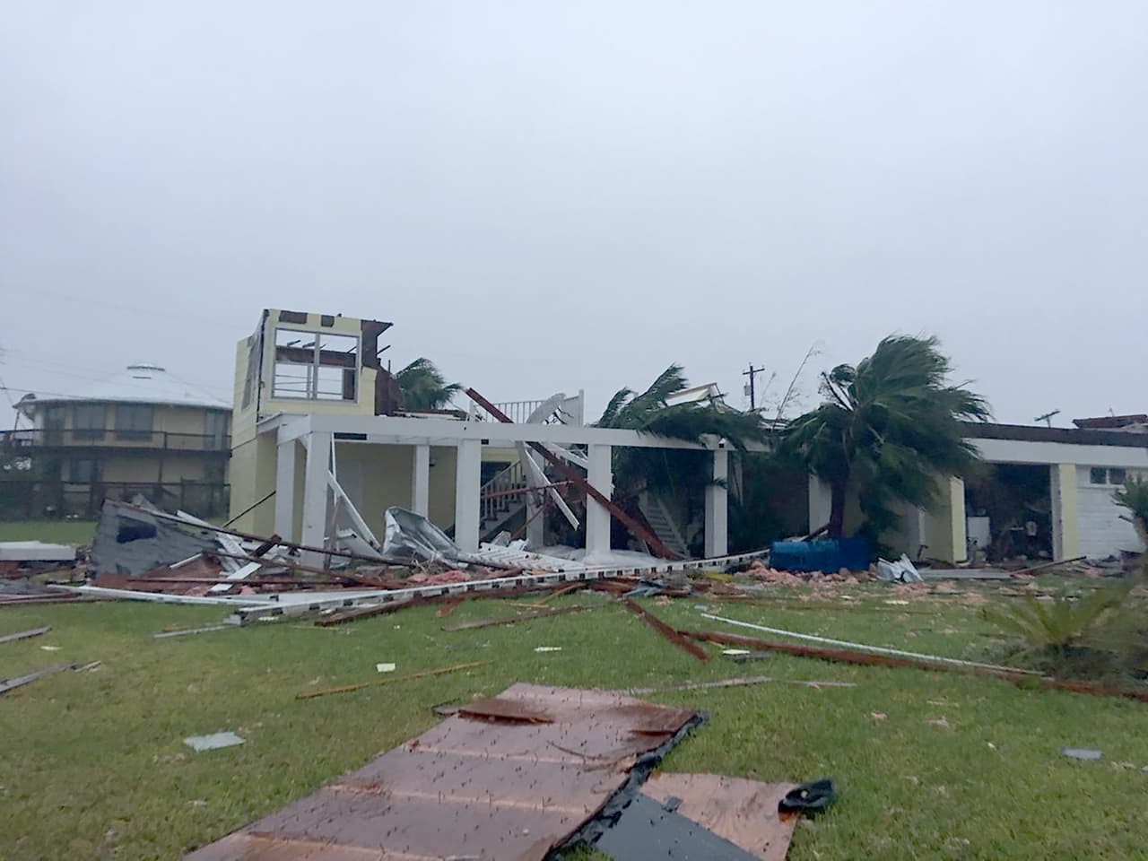 “Transmisión de emergencia: Toda la zona de Holiday Park Beach, Fulton y Rockport, edificios de apartamentos han colapsado. Ayuda necesaria CUANTO ANTES” escribió el cazador de huracanes en su twitter.