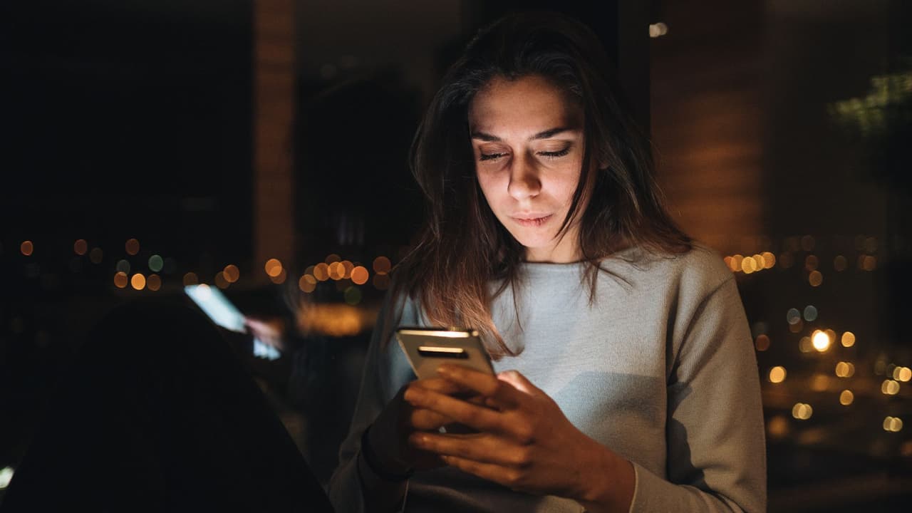 Si nota algo sospechoso en su vecindario, llame al 911. La policía dice que siempre llame a la policía si nota alguna actividad sospechosa, como personas que caminan de un buzón a otro, personas que merodean alrededor de los buzones compartidos o correo tirado en el suelo. 
<br>