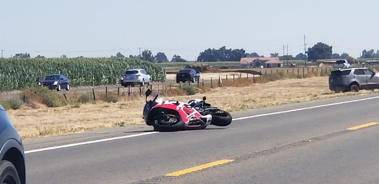 Motociclista muere al impactar de frente con otro vehículo en Fresno