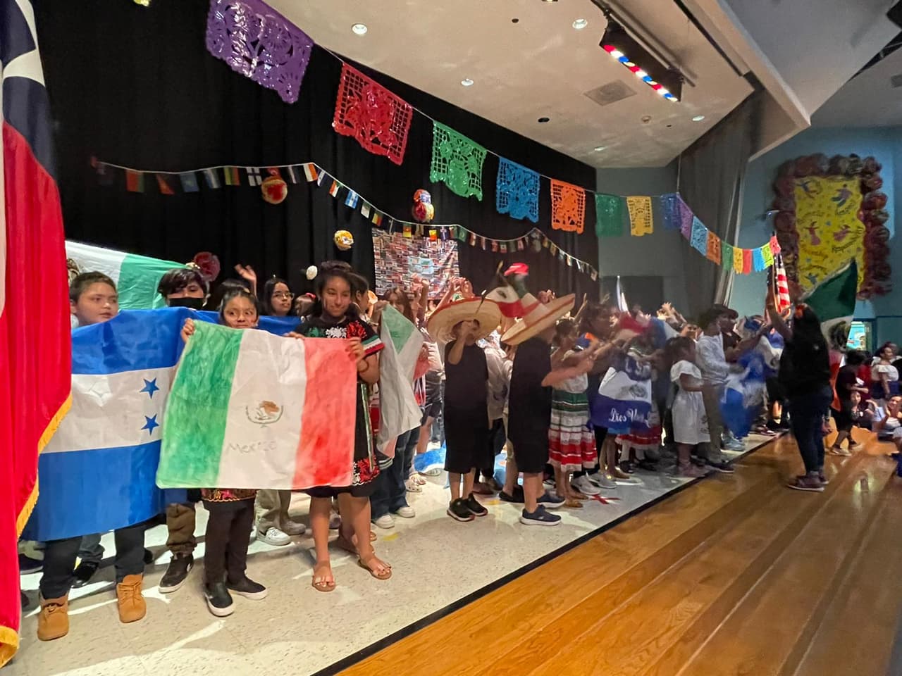 Los pequeños mostraron sus banderas de México y Honduras, mientras lucían sus trajes típicos.