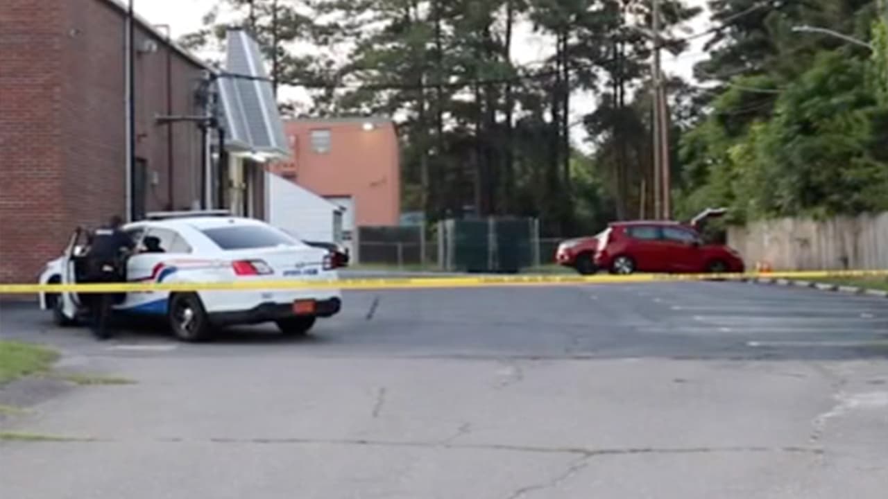 Antonio Lorenzo Gonzales, de 32 años, recibió un
<a href="https://www.univision.com/local/north-carolina-wuvc/bala-perdida-impacto-a-un-nino-de-7-anos-mientras-dormia">impacto de bala</a> detrás de la lavandería Glam-O-Rama de Hope Mills Road, en Fayetteville, Carolina del Norte.