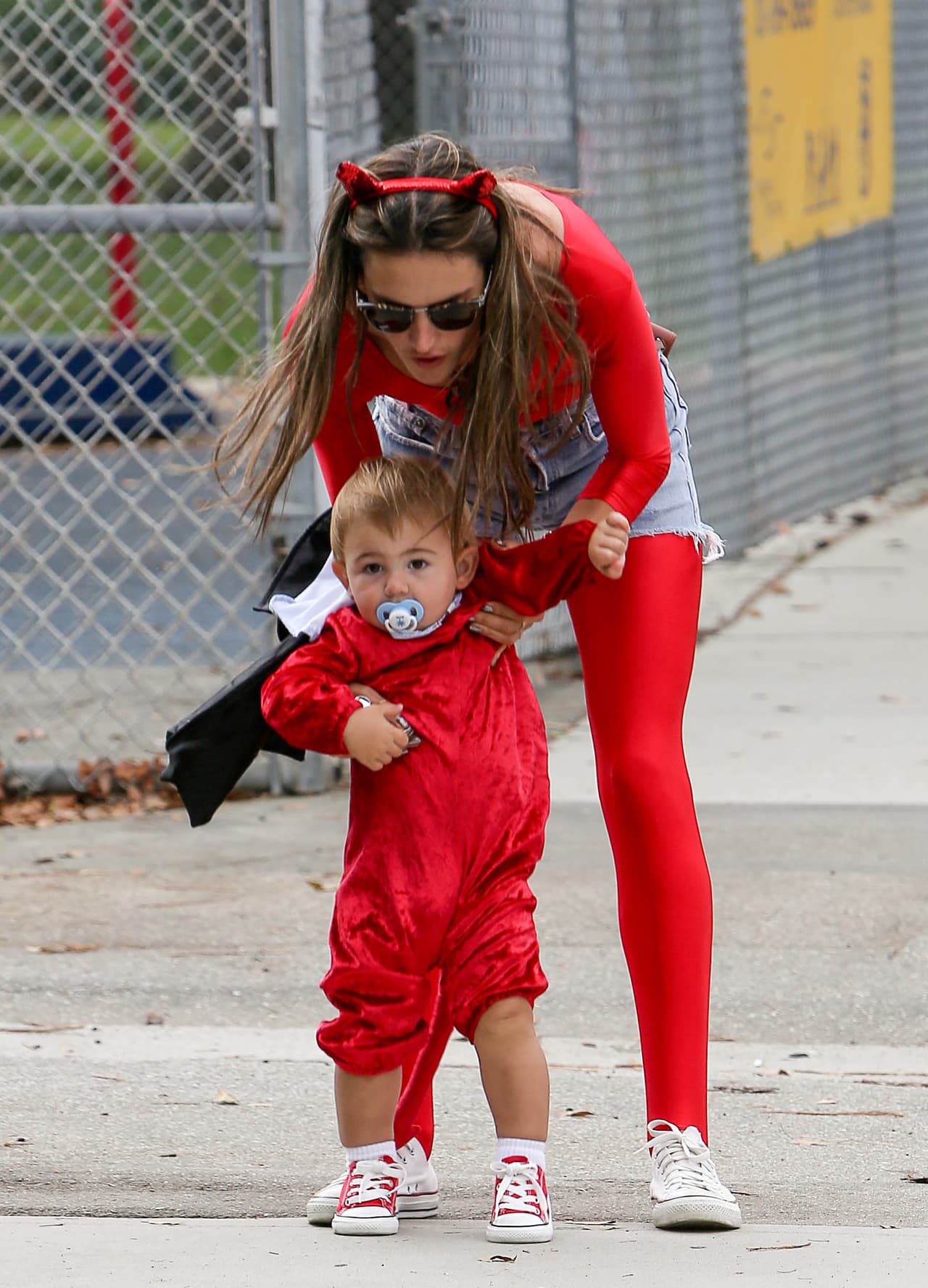 Noah daba sus primeros pasos de diablito, de la mano de su mami, la modelo Alessanda Ambrosio en un Halloween hace dos años.