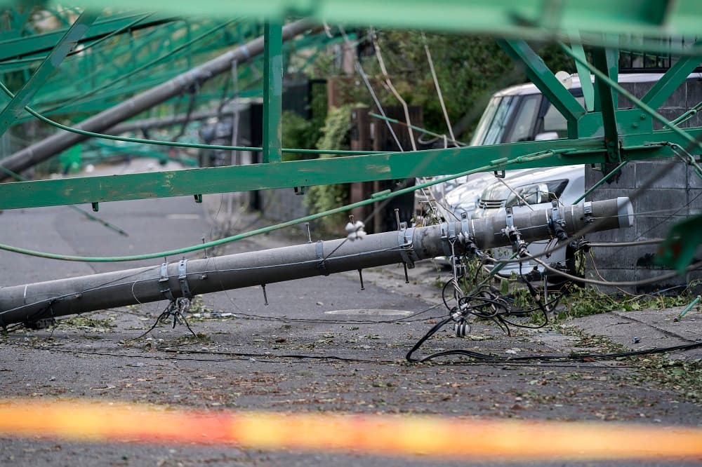 En las calles de Tokio se podían ver pedazos de tejados y de balcones arrancados por la fuerza del viento, árboles caídos, paneles de comercios y una inmensidad de desechos.Imágenes aéreas de la televisión local mostraban contenedores flotando en la bahía de Yokohama y daños materiales en el puerto.