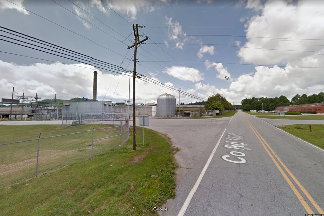 <b>Puesto 18. General Electric/Granja Shepherd, en East Flat Rock, Carolina del Norte.</b> 
<b>70.7 puntos en el sistema de clasificación de peligros. </b>Se encuentra a 101 millas al oeste de Charlotte, Carolina del Norte La EPA colocó el sitio en su lista de prioridades nacionales en 1994 porque el agua subterránea y el suelo que estaba contaminado por el mal manejo de desechos. La agencia creó el programa ‘superfund’ en 1980 y a finales de 2020 había 1,327 sitios en 
<a href="https://www.epa.gov/superfund/national-priorities-list-npl-sites-listing-date#main-content"><u>la lista de prioridades nacionales</u></a>.