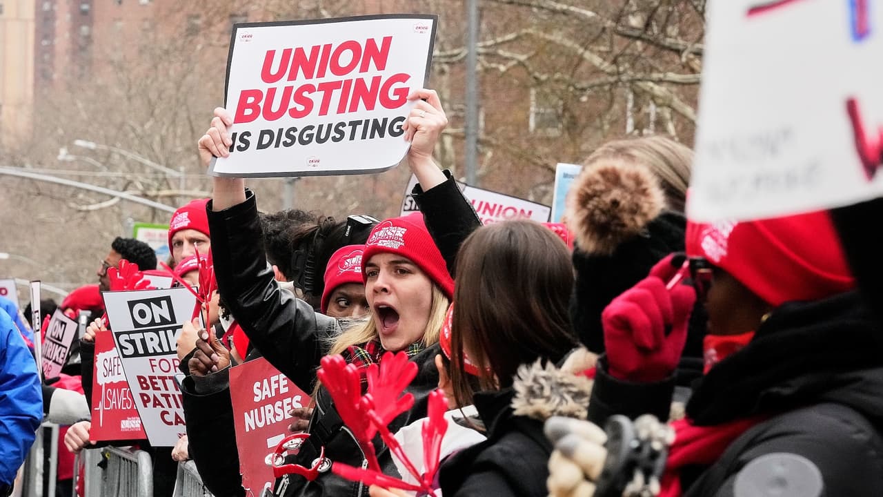 Enfermeras de Nueva York mantienen huelga mientras hospitales vuelven a negociar