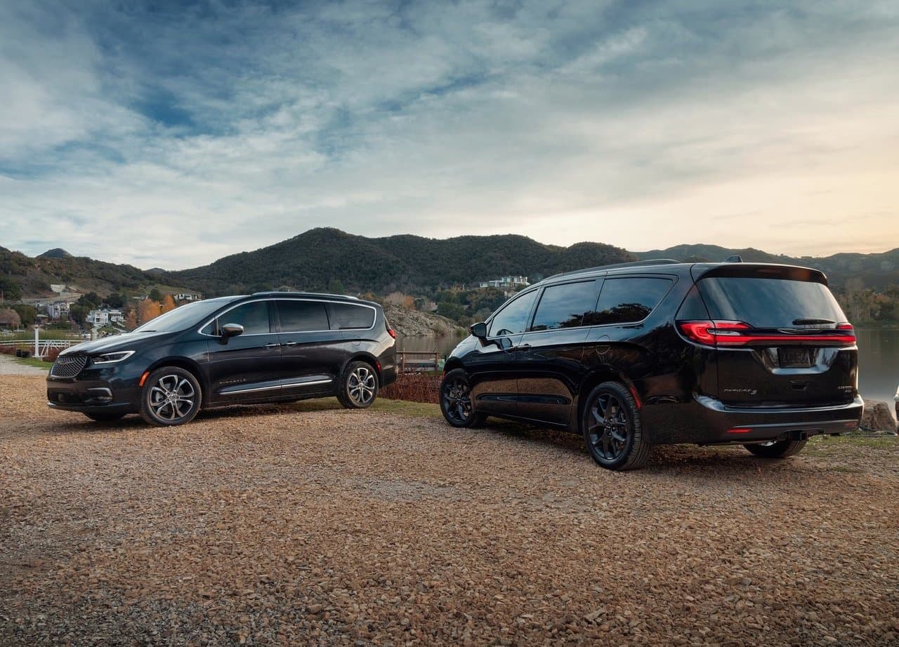 En cuanto a propulsores, la Chrysler Pacifica 2021 tiene dos opciones: un motor V6 de 3.6 litros, capaz de generar 287 caballos de fuerza; y un sistema híbrido con este mismo motor a gasolina y otros dos motores eléctricos respaldados por una batería de iones de litio de 16.0 kWh.