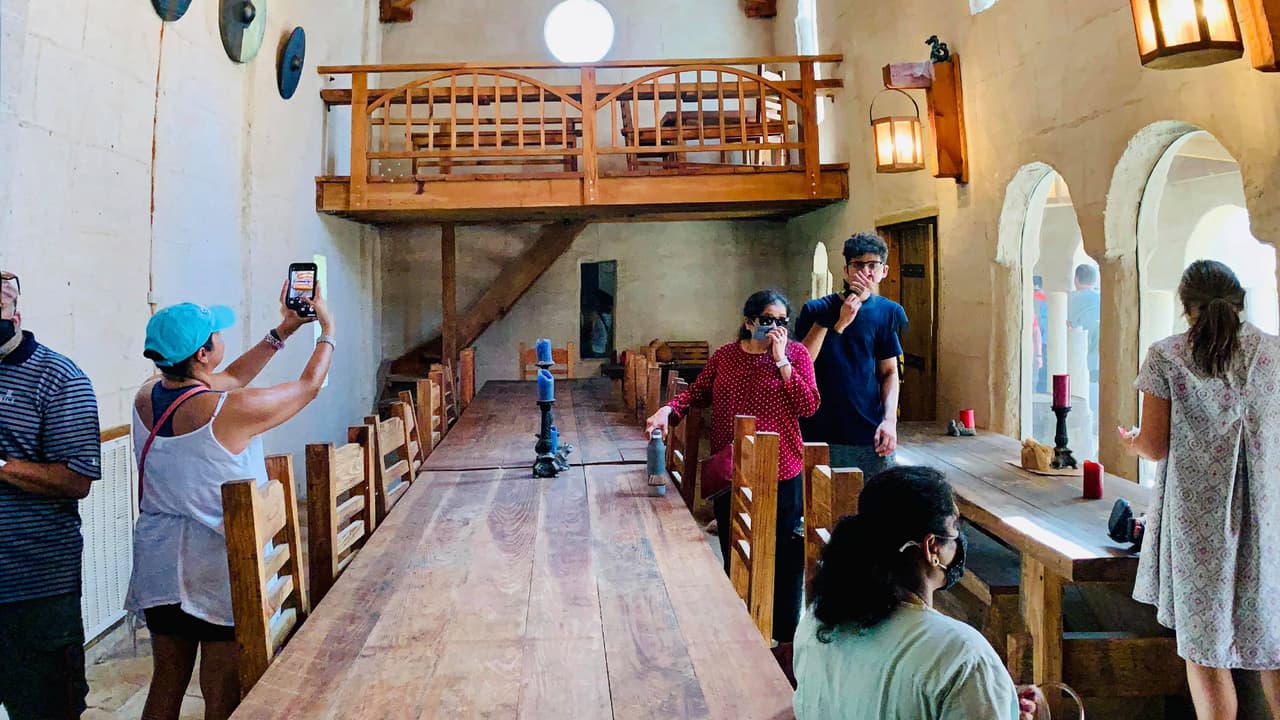 El castillo está abierto seis días a la semana desde las 10:30 am. Se debe hacer una reservación llamando al 979-865-9804. El costo de la entrada oscila en los 20 dólares.