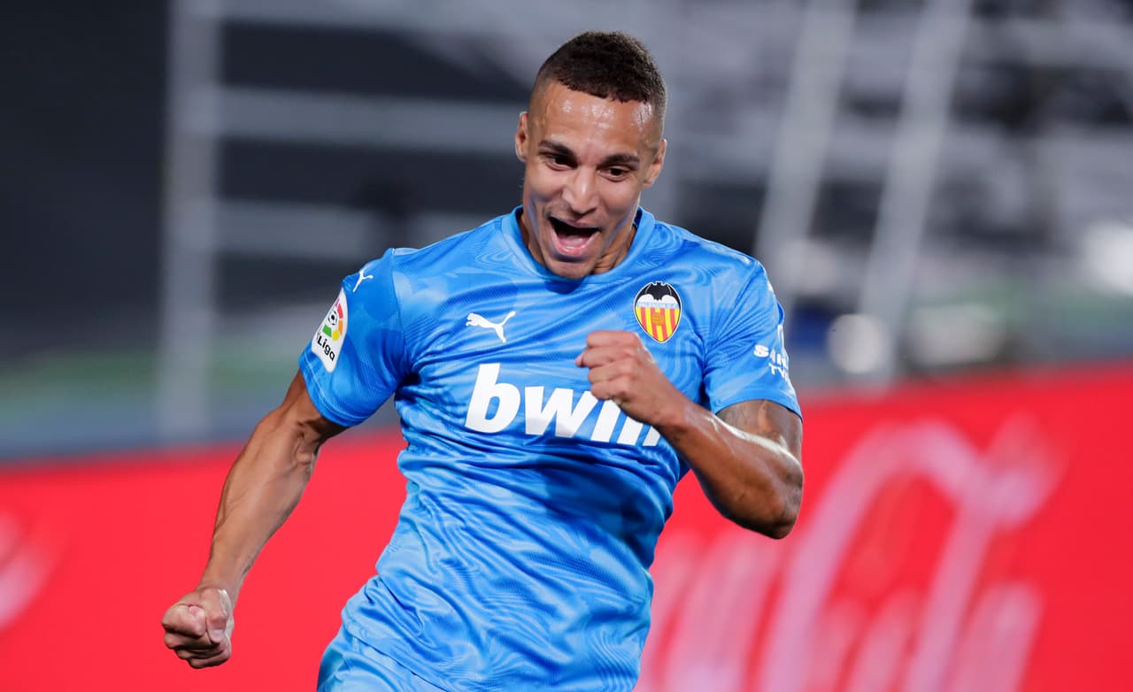 Rodrigo adelantaba al Valencia desde el minuto 21, pero el tanto fue anulado por un fuera de lugar.