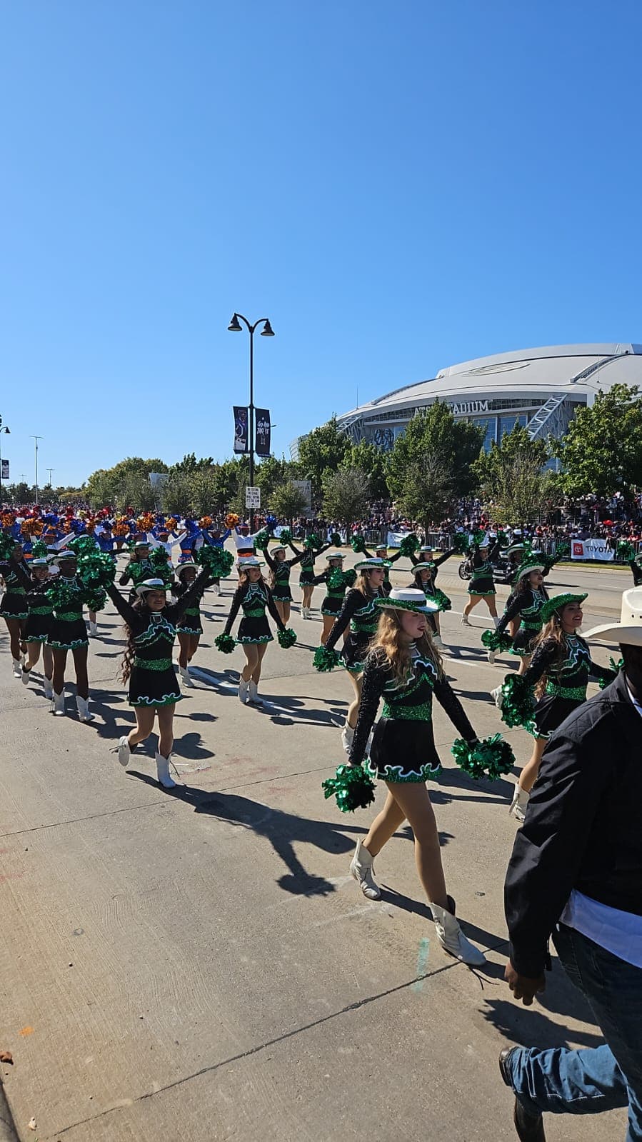 Las porristas no pueden faltar en este gran festejo de los Texas Rangers.