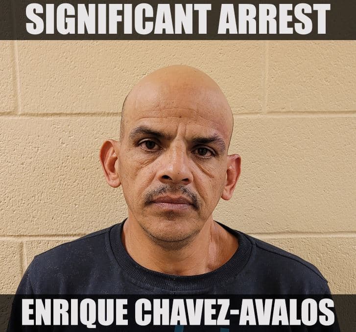 Tres ciudadanos mexicanos fueron detenidos cerca de Dougla, Arizona, después de cruzar la frontera ilegalmente, incluido Enrique Chavez Avalos. En Santa Clara, California. Chavez Avalos fue condenado por actos lascivos con un niño menor de 14 años y recibió una sentencia de prisión de ocho años.