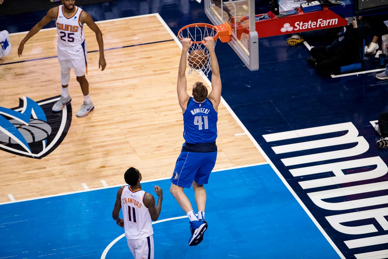 A pesar de que su mermada salud le impidió moverse con la soltura de otros años, con esa ligereza pese a su estatura, con las rodillas y tobillos hechos polvo, Nowitzki hizo una clavada, haciendo saltar a todos de sus asientos.