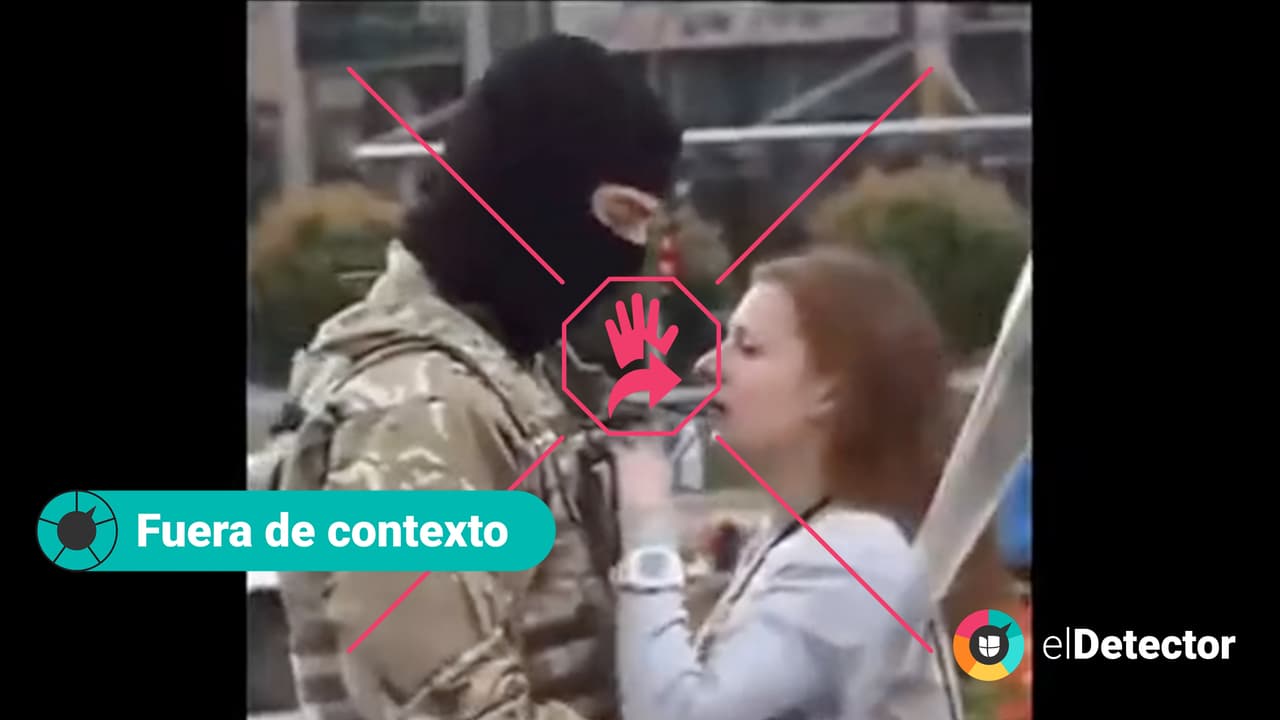 <h3 class="cms-H3-H3"><b>Soldados despidiendo a sus parejas</b></h3> El video que circula en 
<a href="https://docs.google.com/drawings/d/1klIHRtVv5MXMS7397-j_ftmQlNBvhsXAkPaJ24L-DhU/edit?usp=sharing"><u>Facebook</u></a>, 
<a href="https://docs.google.com/drawings/d/1uq6n6fjniwEhDIKwCjEybkCEkAXVdsuTqzQZrcGqZVA/edit?usp=sharing"><u>TikTok</u></a> y 
<a href="https://docs.google.com/drawings/d/1gI6QGueUhiAQoOQp3_C-usEixY7UvXr1iPH0MOVb8w0/edit?usp=sharing"><u>Twitter</u></a> como una conmovedora escena de la actualidad en Ucrania, con soldados que, aparentemente, se despiden de sus parejas para partir a luchar por su país, 
<b>está fuera de contexto</b>. No ocurrió en 2022.
<br>
<br>
<b>Se trata de un extracto del documental “<a href="https://www.imdb.com/title/tt6702956/">La Guerra de las Quimeras</a>”, filmado en Ucrania en 2014 y estrenado en 2017</b>. El largometraje retrata el conflicto con las fuerzas separatistas prorrusas en la guerra de Donbás, en el este de Ucrania. 
<br>
<br>Con un fotograma del clip que circuló en las redes, en 
<b>elDetector </b>hicimos una comprobación del video a través de Yandex, herramienta para hacer 
<a href="https://yandex.com/images/search?rpt=imageview&url=https%3A%2F%2Favatars.mds.yandex.net%2Fget-images-cbir%2F988296%2Fuvmxy1OEcr760AyzPBHGjw4971%2Forig&cbir_id=988296%2Fuvmxy1OEcr760AyzPBHGjw4971"><u>búsqueda inversa de imágenes</u></a> y detectar el origen de fotos o videos. En los primeros resultados, apareció “La Guerra de las Quimeras” en la web del 
<a href="https://dokweb.net/about-us/about-us"><u>Instituto de Cine Documental</u></a> (IDF, por sus siglas en inglés), que apoya la producción y promoción de documentales creativos de Europa Central y del Este. 
<br>
<br>Figura 
<a href="https://dokweb.net/database/films?page=33&extended%5Bsales%5D=&extended%5Btimes%5D=&filmActivity%5Bid%5D=fd0c2a4c-ba81-41ce-aac2-d78a69765ed5&filmActivity%5Byear%5D=2017"><u>entre los primeros ocho</u></a> de la sección de largometrajes que el IDF ha ayudado a promover. 
<br>
<br>Al hacer una búsqueda adicional en YouTube con el nombre del documental, dimos con un 
<a href="https://www.youtube.com/watch?v=8uCrNixmNZ4&lc=UgxVxxU9XV8Wnqb0SA54AaABAg"><u>extracto promocional colgado</u></a> por la productora del filme, MashKino Producciones. En apenas 
<b>la mitad del primer minuto se aprecian las despedidas de los soldados y sus esposas captadas para este largometraje. </b>
<br>