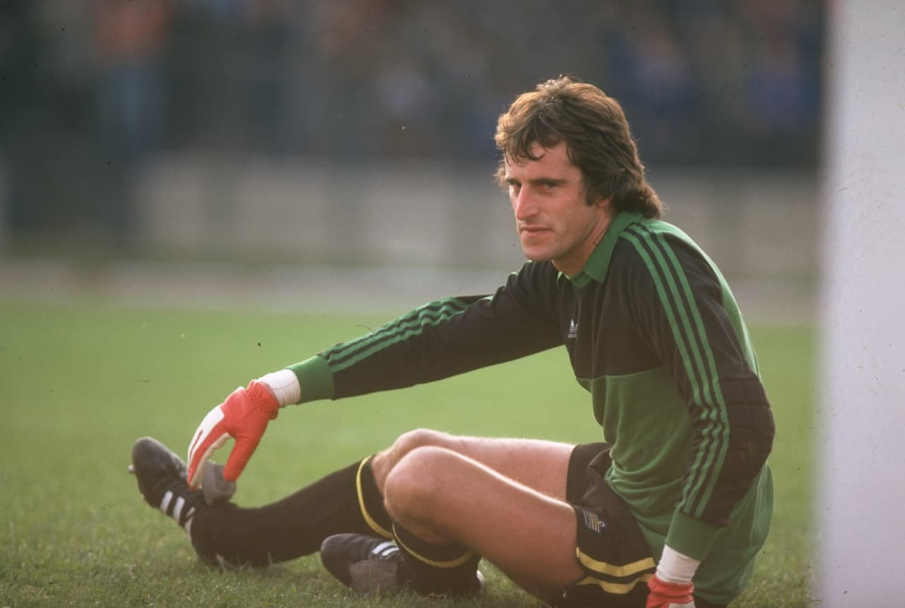 Ray Clemence - El portero inglés jugó de 1965 a 1988 en Scunthorpe United, Liverpool, Tottenham Hotspur y la selección de Inglaterra, acumulando 1,118 partidos como profesional.