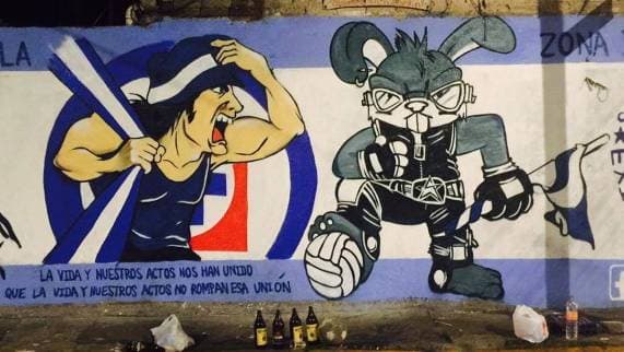 La afición de Cruz Azul también presume un mural con un conejo enojado.