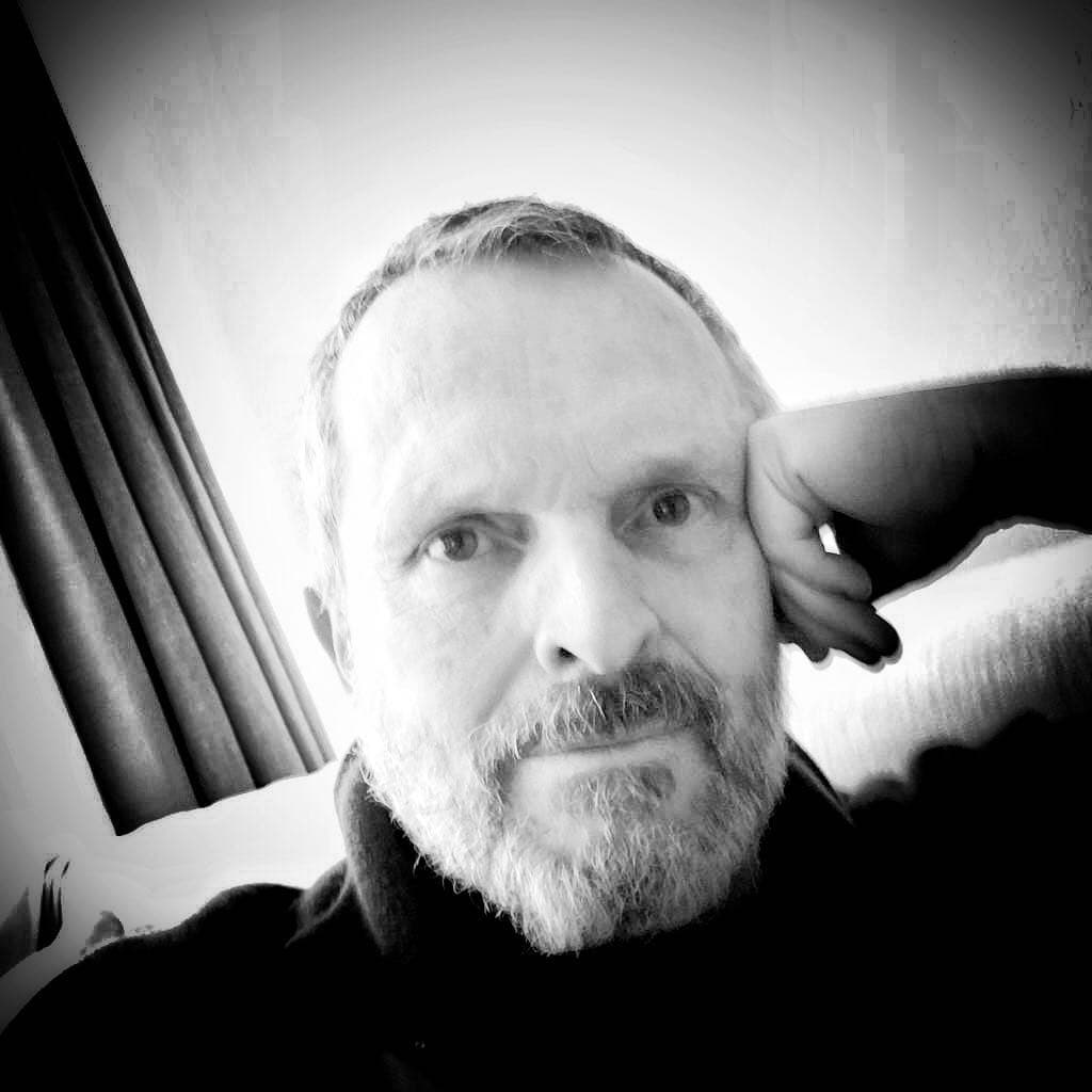 Poco tiempo después, se informó que Bosé también criaba a dos gemelos más: Ivo y Telmo, hijos de su entonces pareja Nacho Palau.