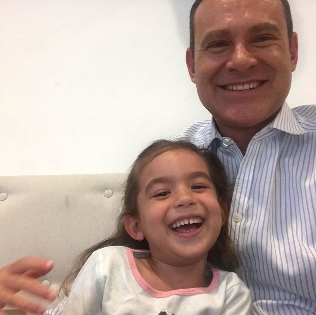 Alan Tacher es afortunado de tener el amor de cinco hijos, y el de Michelle, la menor de las tres mujeres, es uno de los más especiales.