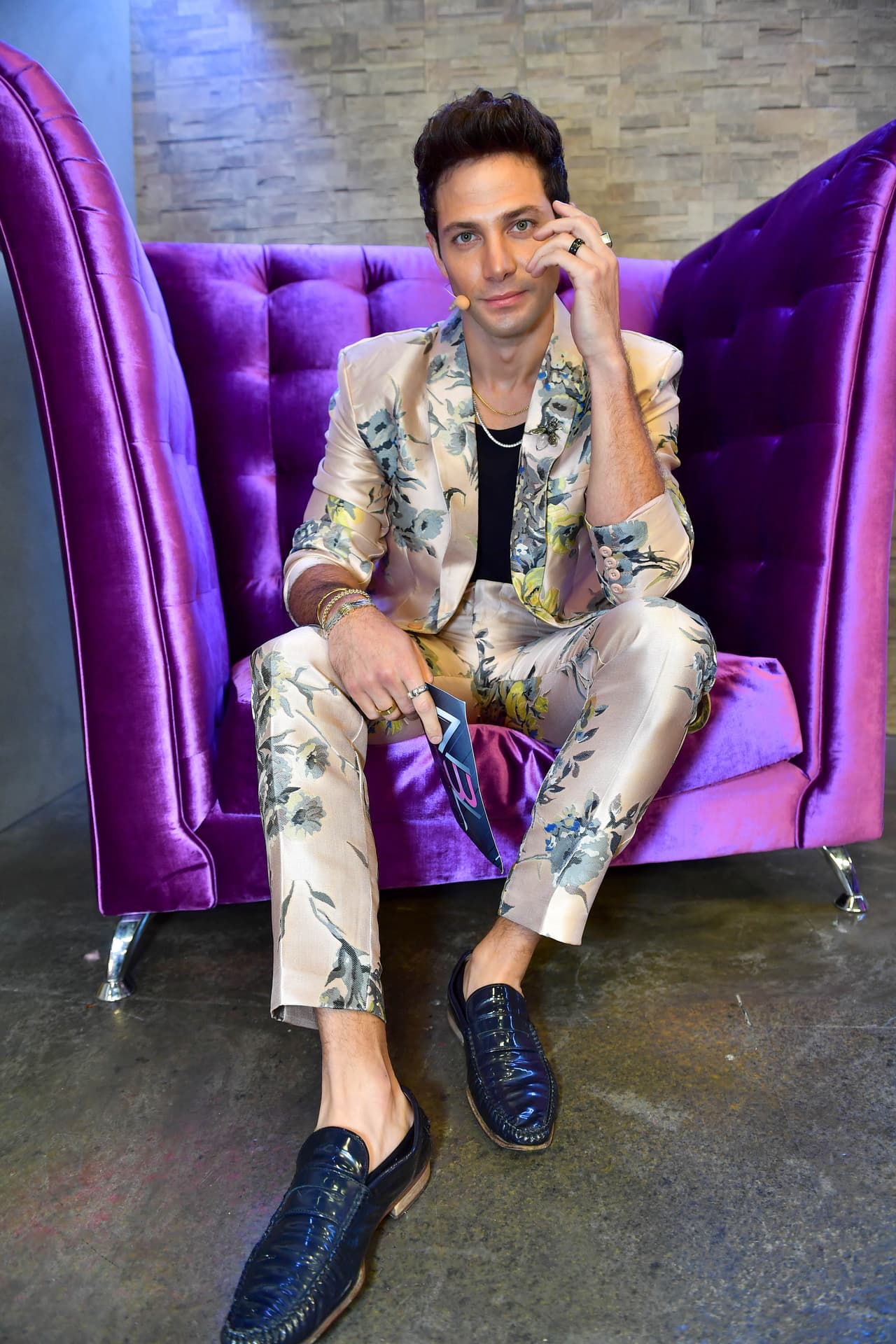 Gabriel Coronel no se ha quedado atrás con sus outrfits y en está ocasión utilizó un traje dorado con adornos floreados.