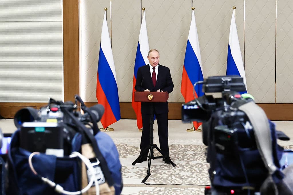 En esta fotografía distribuida por la agencia estatal rusa Sputnik, Vladímir Putin habla con los medios tras asistir a una reunión de la Organización del Tratado de Seguridad Colectiva (OTSC) en Astana el 28 de noviembre de 2024.
