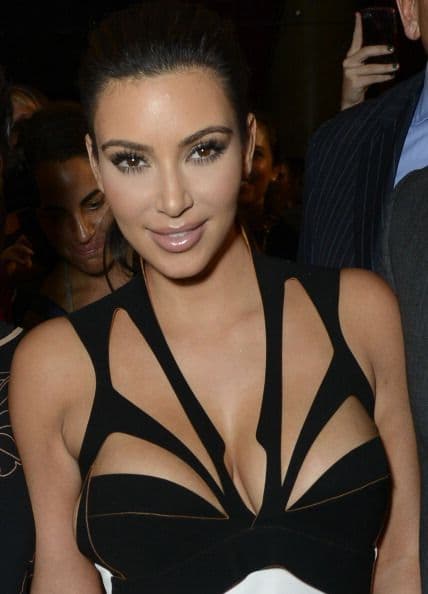Las modas que luce Kim Kardashian siempre son tema de conversación entre los ‘fashionistas’. Y nos es para menos, ya que a Kim le encanta lucir sus curvas en confecciones ceñidas al cuerpo y escotes que dejan muy poco a la imaginación. Aquí recorremos los ‘looks’ donde Kim K ha presumido su tremenda “pechonalidad”. ¿Quieres ver más? las mejores del mundo del entretenimiento aquí