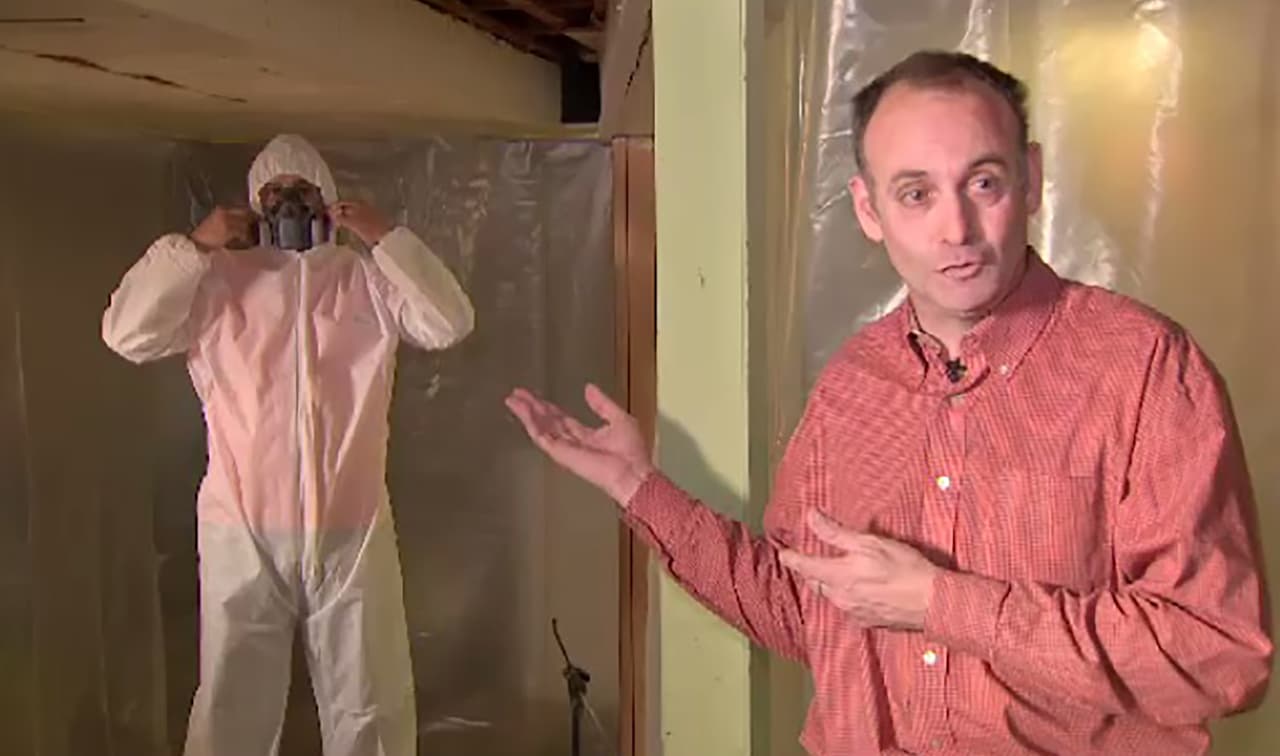 Santiago Rivoir, dueño de B.B Construction Enterprise Inc. hace una demostración del protocolo que se debe de seguir al remover o reparar asbesto en escuelas o residencias.