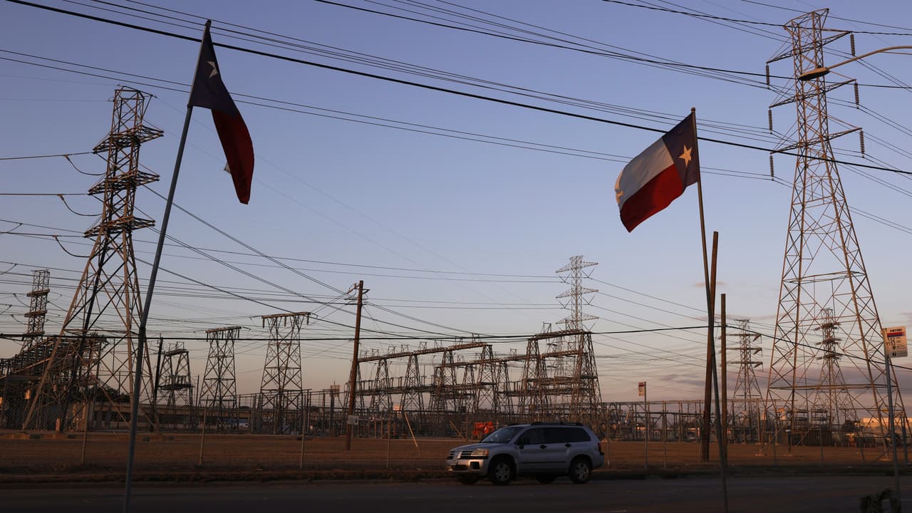 Crisis por falta de agua y luz se mantiene en Texas, casi dos semanas después de potente tormenta invernal