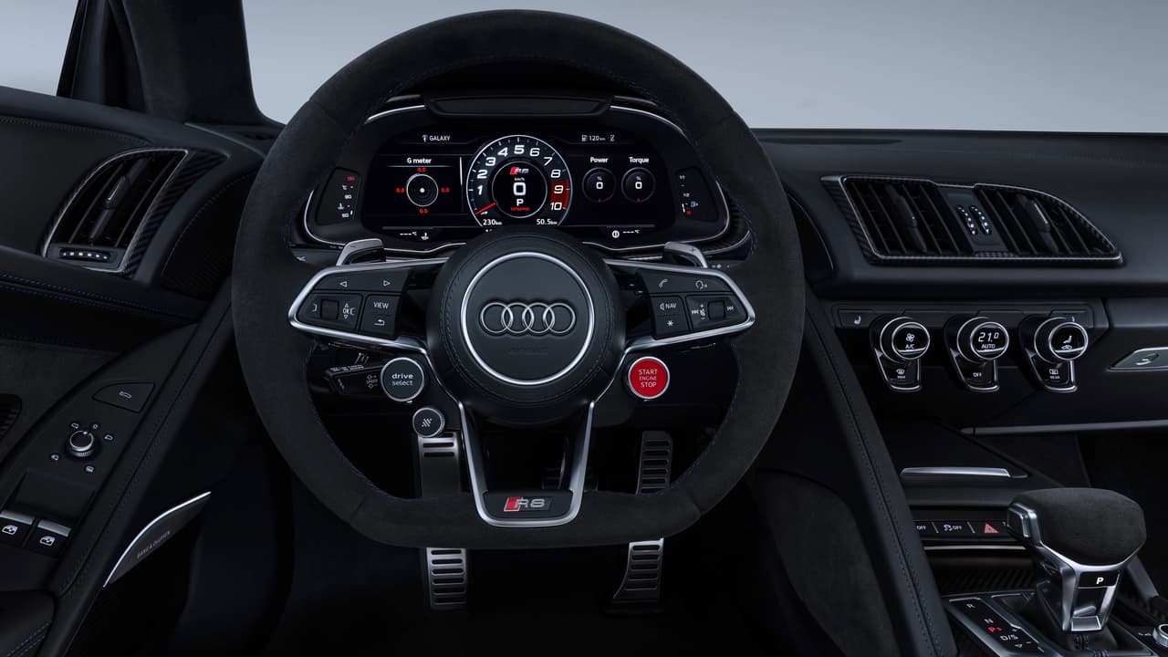 El 
<b>cuadro de instrumentos</b> del Audi R8 es muy configurable, gracias a 
<b>dos pantallas LED</b> a los lados de un dial central que cumple las funciones de tacómetro y velocímetro. Los medidores de temperatura del motor y del nivel de gasolina están en los extremos izquierdos y derecho del conjunto, respectivamente.