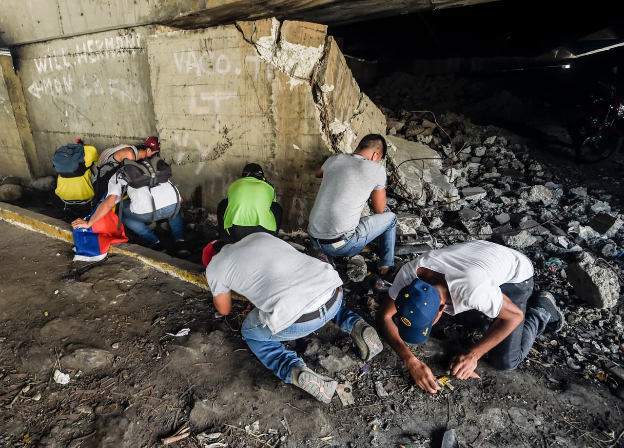Opositores se resguardan del ataque de la policía tras escombros. Caracas 6 de abril de 2017.