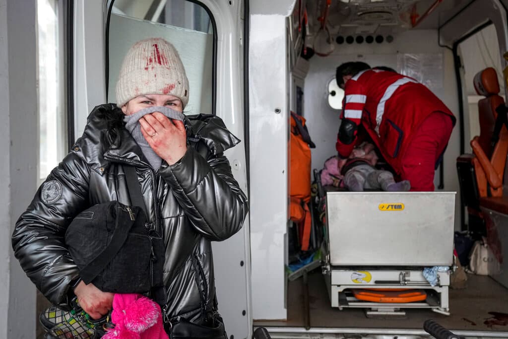 Una mujer llora mientras los paramédicos realizan la reanimación cardiopulmonar a una niña que resultó herida durante un bombardeo, en el hospital de la ciudad de Mariupol, en el este de Ucrania, este domingo. La niña no sobrevivió.