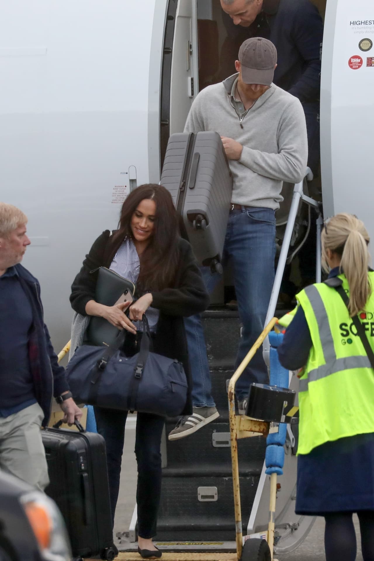 El duque ha adoptado el relajado ritmo de vida de la costa oeste. Según le dijo una fuente al 
<a href="https://www.etonline.com/inside-meghan-markle-and-prince-harrys-healthy-west-coast-lifestyle-141576" target="_blank">Entertainment Tonight</a>: Markle está contagiándole sus "hábitos saludables".