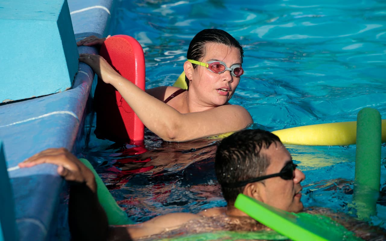 Asegúrate de que todos los niños y adultos de tu familia asistan a clases de natación y entrenamiento de seguridad en el agua.