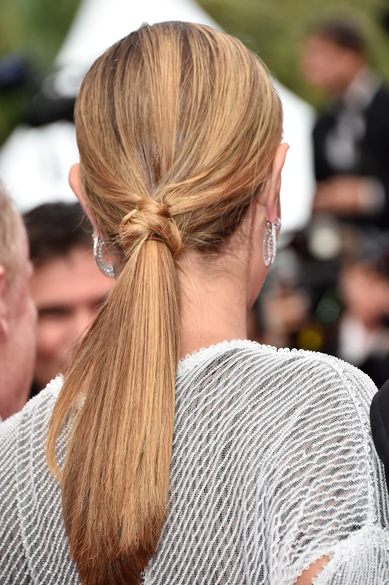 Al igual que una 'ponytail' más alta puedes enredar tu cabello alrededor para ocultar la liga que estés usando, utiliza una trenza y lucirás un peinado más elaborado.
