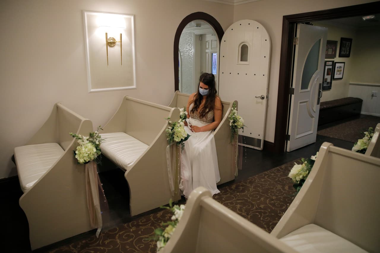 Madison Thomas espera en una capilla antes de su matrimonio con Seth Thomas. "
<b>Ninguno de nosotros pensó que nos casaríamos en Las Vegas"</b>, dijo Madison. Mantuvieron la fecha original, pero por las restricciones por la crisis cambiaron de una gran boda en Nashville, Tennessee, a una pequeña ceremonia oficiada por un imitador de Elvis Presley en Las Vegas.