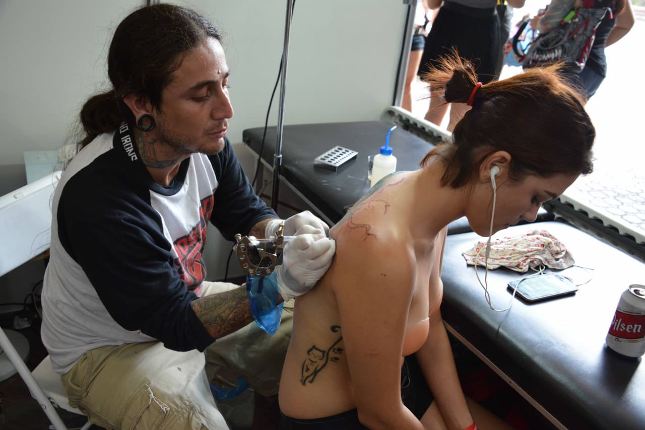 Los ticos aprovecharon este magno evento para satisfacer su curiosidad y demostrar que son amantes de los tatuajes.