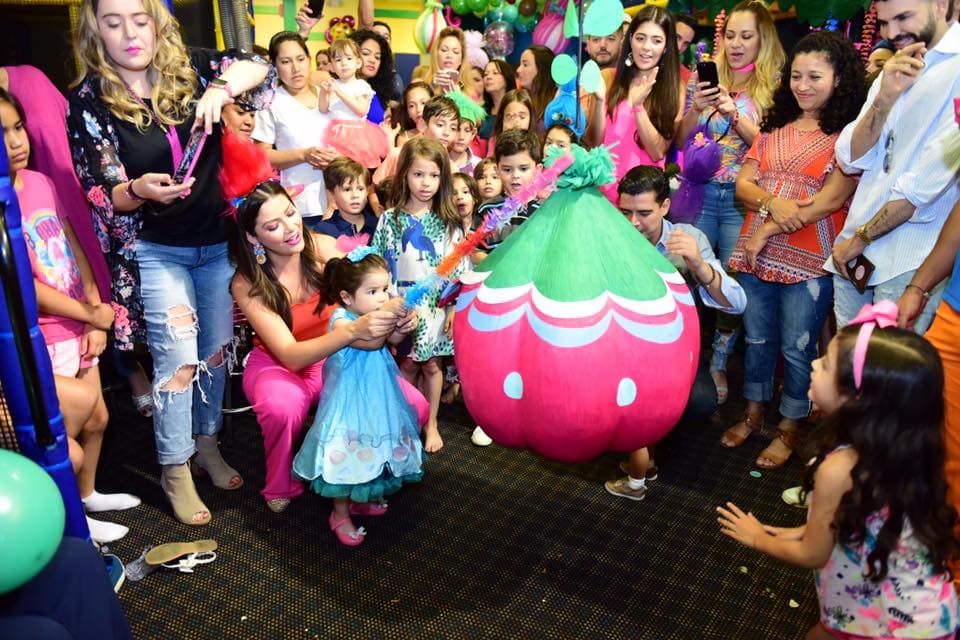 El momento de la piñata llegó, todos le cantaban 'dale, dale' a Giulietta.