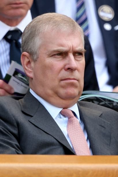 "Me ofreció un cocktail y me pidió bailar. Después me acarició los senos y el trasero", dijo Virgina al diario Daily Mirror.