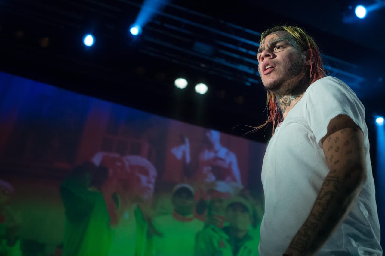 "Yo, junto con Skyy, 
<b><a href="https://www.univision.com/entretenimiento/rapero-tekashi-6ix9ine-se-declara-inocente-y-podria-pasar-un-ano-preso-esperando-el-inicio-de-su-juicio" target="_blank">fui atacado a punta de pistola</a></b>
<a href="https://www.univision.com/entretenimiento/rapero-tekashi-6ix9ine-se-declara-inocente-y-podria-pasar-un-ano-preso-esperando-el-inicio-de-su-juicio" target="_blank"> </a>por un grupo de hombres enmascarados. Soy exmilitar y vi mi parte de violencia, pero nunca me había asustado tanto con el frío y dureza de un arma metálica presionada contra mi abdomen [...] mi vida pasó ante mis ojos. No iba a poder despedirme de mi madre".