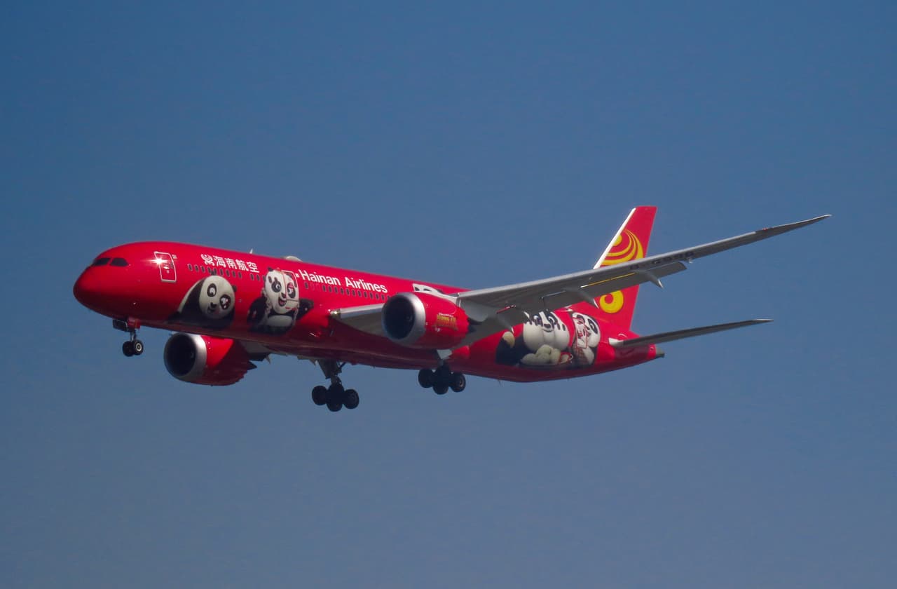 <b>Puesto 9. Hainan Airlines</b>
<br>
<br>Esta aerolínea fue reconocida con los premios a la ‘mejor aerolínea de China’, ‘mejor personal de aerolínea en China’ y ‘mejor clase ejecutiva en China’. También fue resaltada por su desempeño durante la pandemia.