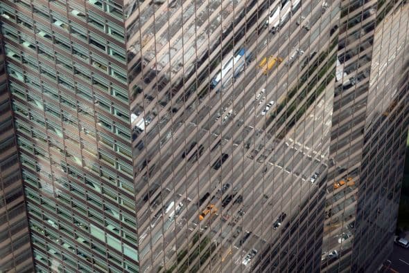 Otra de las impresionantes vistas que ofrece el observatorio del One World Trade Center. En esat fotografía se observa a través del reflejo de otro edifico, el transitar de los automóviles en Nueva York.