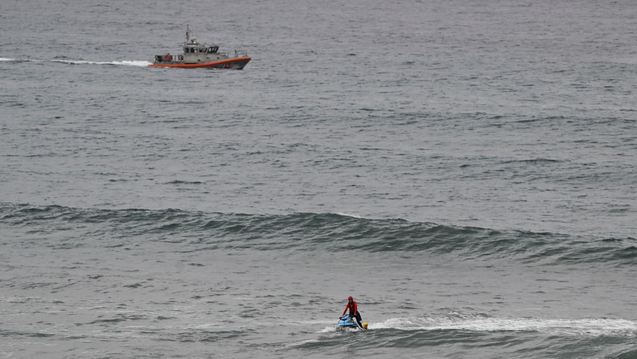 La Guardia Costera de EE. UU. desplegó helicópteros y una lancha para buscar a los desaparecidos, mientras que 
<b>cuatro sobrevivientes fueron trasladados a hospitales </b>para recibir atención médica.