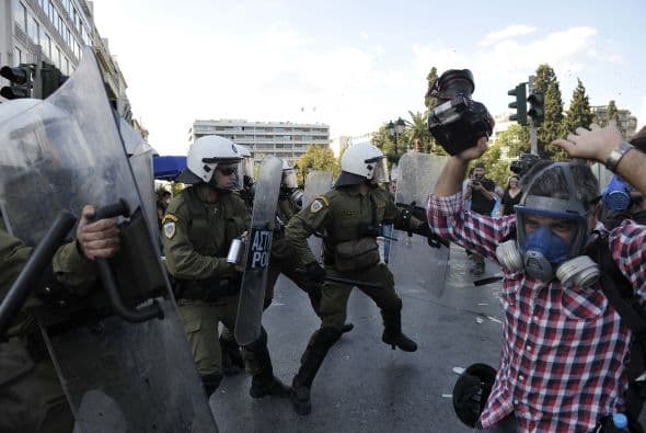 Por su parte, Dimitris, dueño de un café en el centro de Atenas, declaró: "Me estoy manifestando porque el volumen de mi negocio se ha reducido un 60 por ciento en el último año".