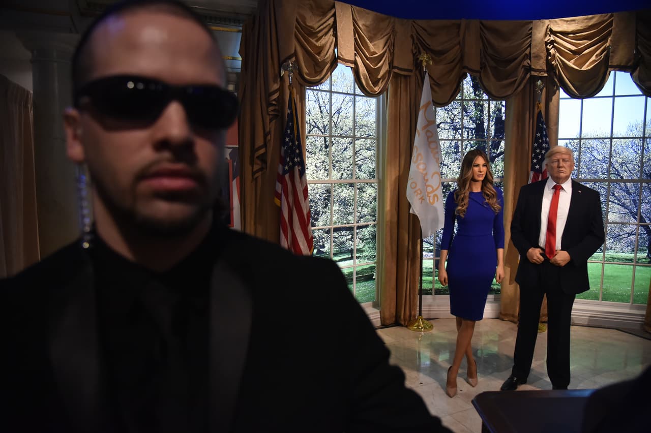 Los Trump están ubicados detrás de un escritorio presidencial de madera junto a unas ventanas que imitan a la Oficina Oval, en una sección del museo dedicada a líderes mundiales y religiosos. Frente a ellos están el Papa Francisco, Gandhi y Fidel Castro.