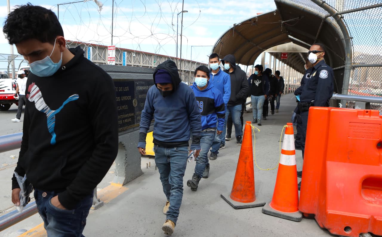 <b>La otra cara de la migración.</b> Decenas de migrantes centroamericanos son expulsados de Estados Unidos por el puente internacional Paso del Norte-Santa Fe, desde El Paso, Texas, Estados Unidos a Ciudad Juárez, estado de Chihuahua, México el 25 de febrero de 2021.